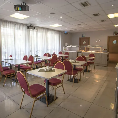 Hotelli With Free Parking Riika